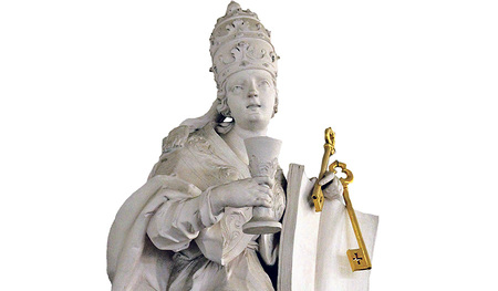 Die Plastiken aus dem Kaisersaal im Stift Kremsmünster zeigen symbolhaft Kirche und Staat.