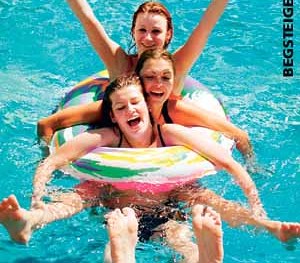 Fr?hliche M?dchen in einem Schwimmreifen im Pool                                                                                                                                            
Copyright by Foto Begsteiger KEG
Erzherzog Johann Gasse 11