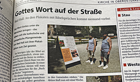 Die Aktion brachte Passant:innen mit Plakaten Bibelsprüche näher.