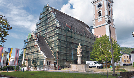 Die Kirchdorfer Pfarrkirche ist eingerüstet.   
