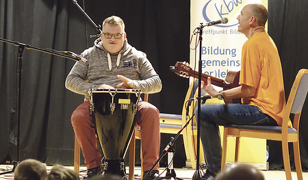 Der hörbeeinträchtigte  Sladan Coric und sein Betreuer Wolfgang Brunner begeisterten das Publikum.    