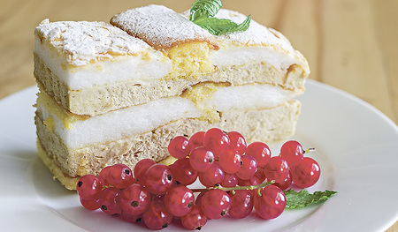 Die Kardinalschnitte: Die gelbe Biskuitmasse und der weiße Eischnee symbolisieren die Farben des Vatikans. In manchen Rezepten scheint auch eine Ribiselmarmelade auf – mit ihrem Rot steht sie für die Kardinalswürde.   