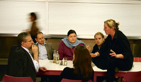 Markus Holzer, Alt-?SU, KHG, Katholische Hochschulgemeinde, Treffen, EU, Br?ssel, Europa, Willi Molterer, Marco Ginner, Studentenvertreter, Diskussion, verschwommene gehende Person im Hintergrund