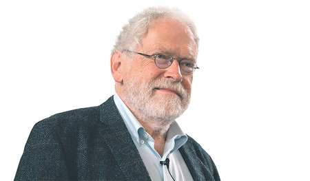 Anton Zeilinger sieht es wie der deutsche Physiknobelpreisträger Werner Heisenberg (1901–1976): „Der erste Trunk aus dem Becher der Naturwissenschaften macht atheistisch, aber am Grunde des Bechers wartet Gott.“