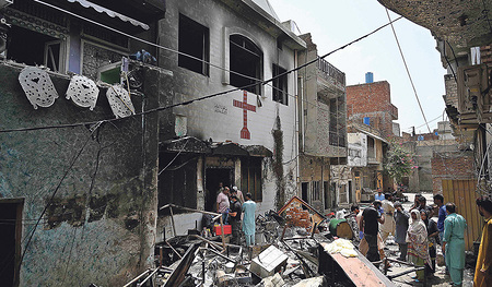 Aufgebrachte Muslime haben vergangene Woche mehrere Kirchen und ganze christliche Viertel in Pakistan zerstört.   