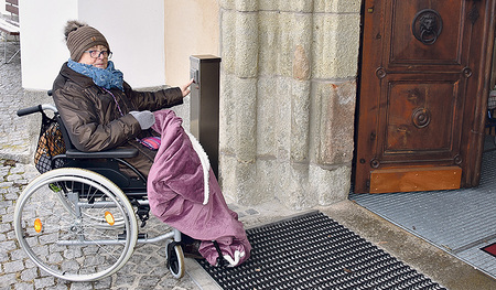 Die schwere Kirchentür in Baumgartenberg ist mit einem Taster zu öffnen.     