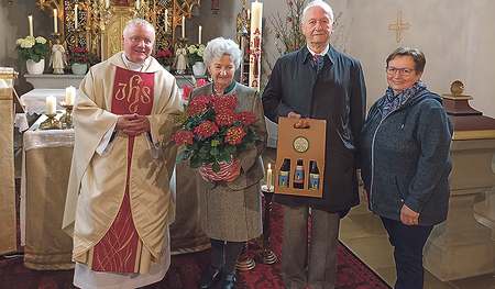 P. Lukas Six OSB (von links) mit Marianne Selinger und Alfred Starl sowie Chorleiterin Gertraud Buchinger 