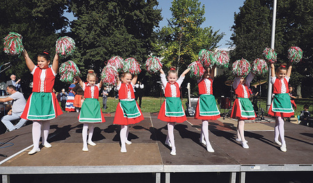 Eine ungarische Kindertanzgruppe beim „Sonntag der Völker“ in Linz.