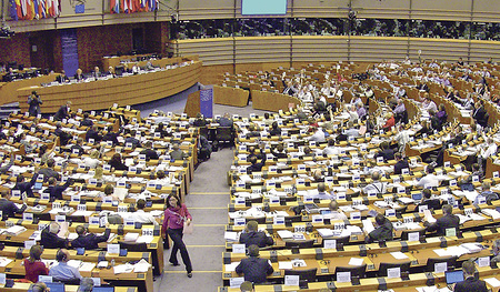 Das Europäische Parlament hat zwei Tagungsorte. Im Bild ist der Plenarsaal in Brüssel zu sehen. Der andere Standort ist in Straßburg.   