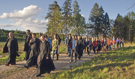 Abt Ambros Ebhart OSB (links) führte die Wallfahrt an.  