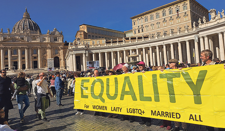 Nur kurz konnte „Wir sind Kirche“ ihr Transparent zeigen.   