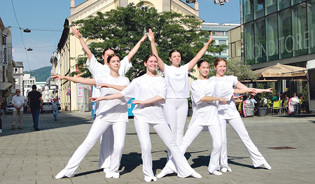 Die ukrainische Kindertanzgruppe „Viserunky“ zeigte ihr Können auf dem Martin-Luther-Platz. Diözese Linz 