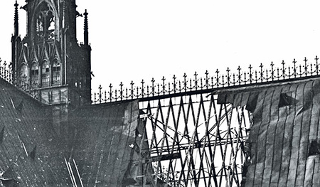 Der Eisendachstuhl des Marien­doms hielt im Gegensatz zu den Fenstern dem Druck der Bomben stand.   