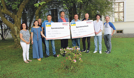 Vertreter/innen des Petrinum – in der Mitte Direktor Klemens Keplinger – konnten die Landlerhilfe OÖ und die ukrainisch-katholische Gemeinde Linz mit stattlichen Beträgen unterstützen.  