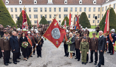 Die neue Fahne des OÖ Landesfeuerwehrverbandes zeigt den hl. Florian und den Schriftzug: „Gemeinsam im Einsatz für Oberösterreich“.   