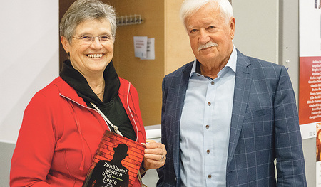 Der ehemalige Kriminalhaupt-kommissar und Autor Manfred Paulus mit Sr. Maria Schlackl SDS, die das aktuelle Buch von Paulus in den Händen hält: „Zuhälterei gestern und heute. Über Hurenwirte, Kiezkönige und die Sexsklaverei der Mafia, Promedia 2022, 