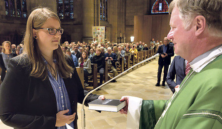 Gesendet. Die Bibel lebendig werden zu lassen, wird eine Hauptaufgabe der neu gesendeten 14 Seelsorger/innen sein. Bischof Manfred Scheuer überreicht Stefanie Hinterleitner die Heilige Schrift.  
