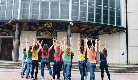 Take me to church – Nimm mich mit zur Kirche. Die Schülerinnen des Ramsauergymnasiums nahmen sich im Religionsunterricht viel Zeit für das Kirchenvideo.   