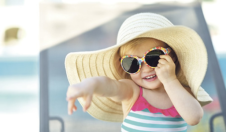 Gut geschützt mit Mamas Schlapphut und Sonnenbrille.   