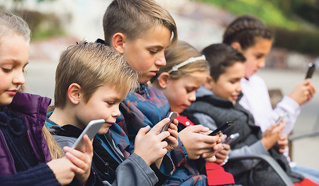 Unter den Internetsüchtigen befinden sich immer mehr Kinder und Jugendliche.  
