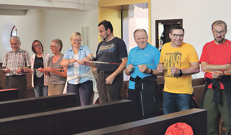 Zum Abschluss banden die Teilnehmer/innen in der Pfarrkirche Gunskirchen Bänder als Symbol der Verbundenheit zusammen.