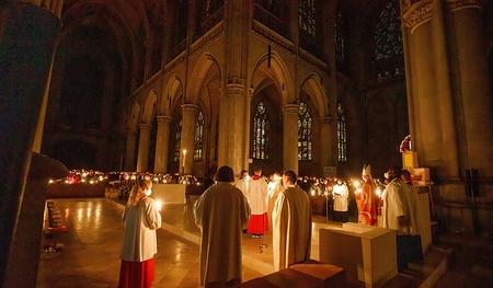 Osternacht im vom Kerzen erleuchteten Mariendom