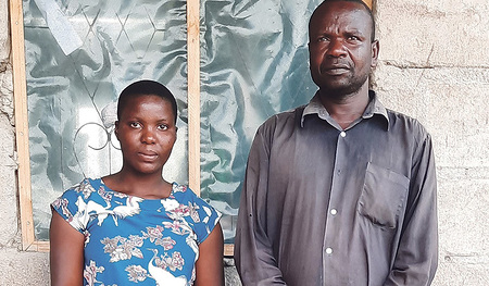 Leticia mit ihrem Onkel, bei dem sie aufwächst.  