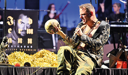 Philipp Hochmair als Jedermann.