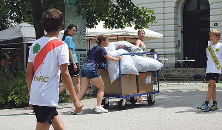 Die Schüler/innen haben kräftigt angepackt.  