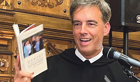 P. Bernhard Eckerstorfer mit seinem Buch: Momentaufnahmen. Gedanken und Begegnungen eines Benediktiners, 120 Seiten, ISBN 978-3-7022-4130-8, € 18,–   