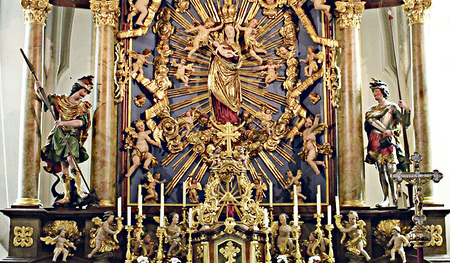 Hochaltar mit der ­Gnadenstatue von Maria Neustift  