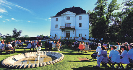 Die Feier fand im Schlossgarten der Familie Saint Julien-Wallsee statt.