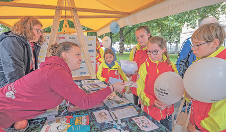  Am Stand der Katholischen Jungschar zeigte sich großes Interesse.