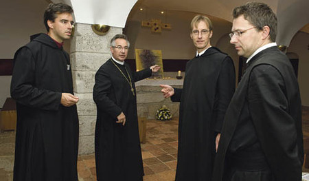Stift Kremsm?nsterBild: v.l.n.r. P. Bernhard Eckerstorfer, Abt Ambros Ebhart und Prior P. Daniel Sihorsch