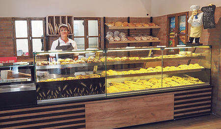 Seit Mitternacht backte das Team in Subotica, damit die Bäckerei-Theke bei der Eröffnung gut gefüllt ist. Ziel des Caritas-Projektes ist es, Arbeits- und Ausbildungsplätze zu schaffen.     kiz/lila 