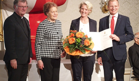 v.l.n.r.: Bischof Manfred Scheuer, Elisabeth Maria Ploier, Christine Grüll, Landeshauptmann Thomas Stelzer