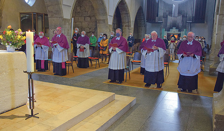 Die Chorherren und Altbischof Maximilian Aichern (links) bei der Vesper in St. Laurenz