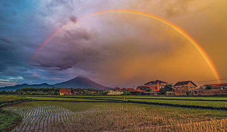Zwischen Himmel und Erde: der Regenbogen.