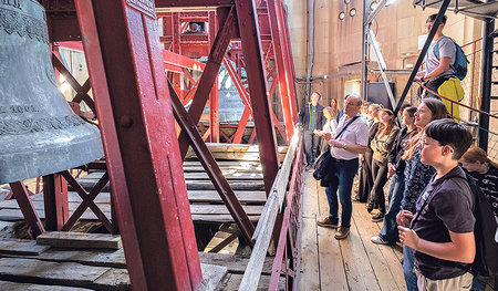 Die Maxi-Minis erforschen den Glockenstuhl im Turm des Mariendoms. 