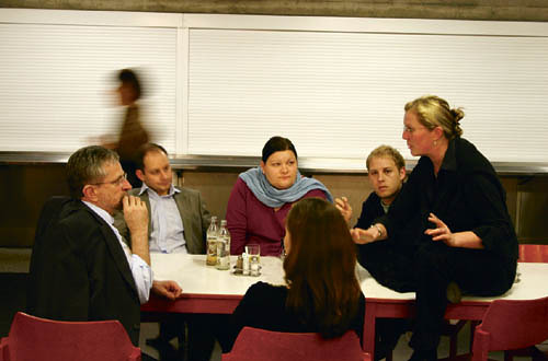 Markus Holzer, Alt-?SU, KHG, Katholische Hochschulgemeinde, Treffen, EU, Br?ssel, Europa, Willi Molterer, Marco Ginner, Studentenvertreter, Diskussion, verschwommene gehende Person im Hintergrund