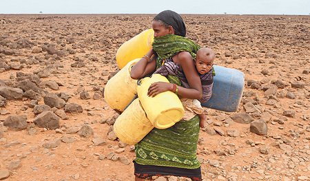 Um Trinkwasser zu besorgen, nehmen Kenias Frauen oft weite Strecken auf sich.  