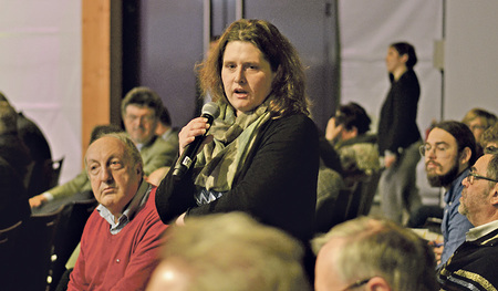 Erste Reaktionen zur künftigen Seelsorgestruktur bei der Versammlung in der Welser Messehalle.    