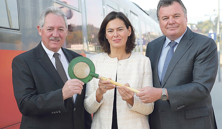 Landtagspräsident Viktor Sigl (v. li.) ÖBB-Infrastruktur AG Vorstandsmitglied Silvia Angelo und Landesrat für Infrastruktur Günther Steinkellner starten vom Mühlkreisbahnhof in Urfahr in Richtung Mühlviertel.  