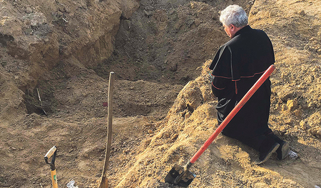 Bei einem Massengrab in der Nähe von Kiew kniete Kurienkardinal Krajewski nieder. 