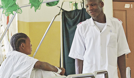 plan:g steht ihren Partnern beratend zur Seite – z. B. in einem Krankenhaus in Tansania. 