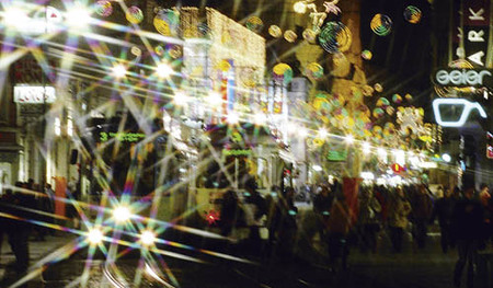 Weihnachten 2005, Weihnachtsbeleluchtung, Landstra?e, Linz, Stra?enbahn, Menschen, Einkauf, Geschenke, Weihnachtsgeschenke, Weihnachtsschmuck, Lichter, Gesch?fte, Passage Kaufhaus, Ursulinenkirche, Schienen, Pummelzug, Eile, Stress, Kirche, Taubenmar