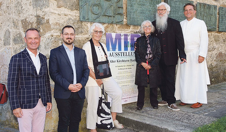 Am Denkmal für die Opfer des Zweiten Weltkriegs (von links): Bgm. Dominik Reisinger, Binur Mustafi, Brigitte Bindreiter, Regina Pintar, Walter Gschwandtner und Pfarrer Gerhard Kobler 