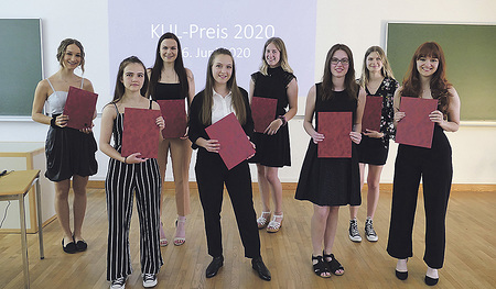 Die Preisträgerinnen (von links): Franziska Jaeger, Judith Birklbauer, Denise Hirtenlehner, Lydia Eder, Katharina Wacik, Alexandra Rotterbauer, Laura Kurz, Lisa Henetmayr.