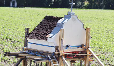 Der obere, circa sechs Tonnen schwere Teil der Kapelle wurde 75 Zentimeter angehoben. 