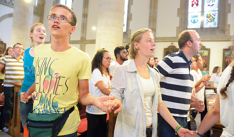 kathbild.at / Franz Josef Rupprecht Das Wissen um den einen Vater kann die Menschheit zusammenschweißen. In der Liturgie, im gemeinsamen Beten und Feiern wird das Zeichen zur Wirklichkeit.